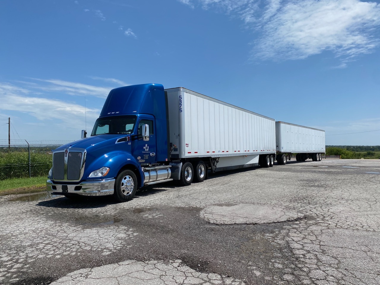 jandjtruckingco.com
